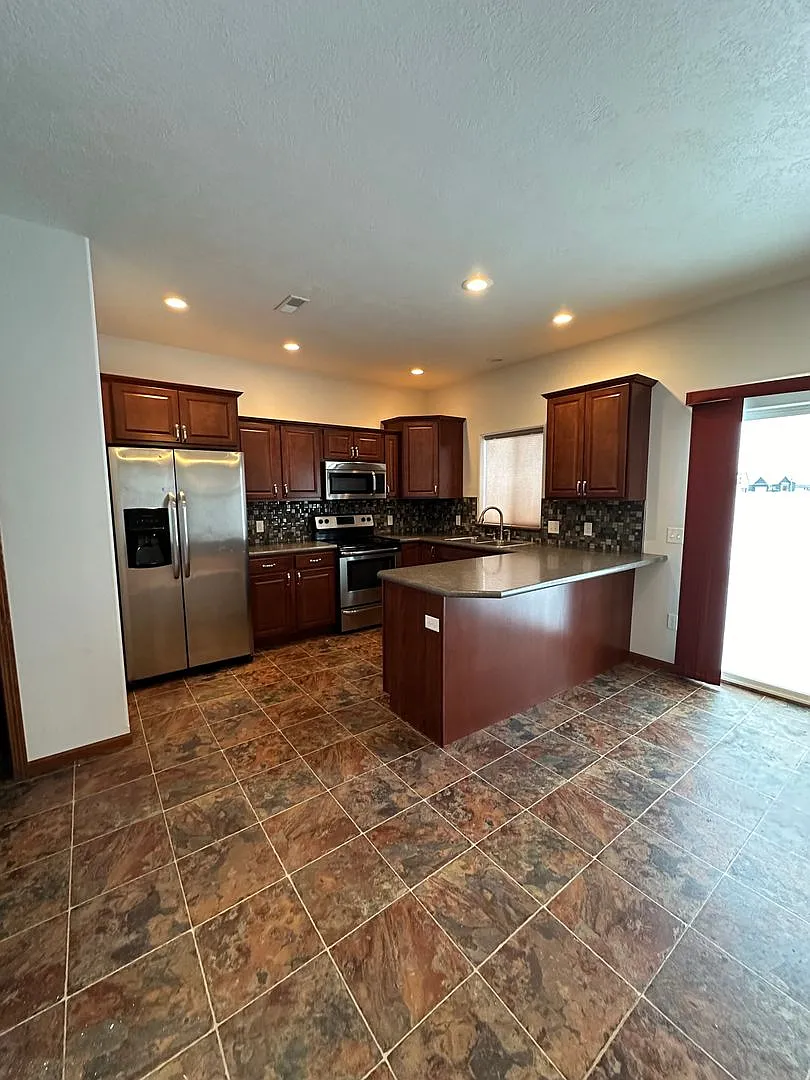 3 Bedroom House! — Photo 1