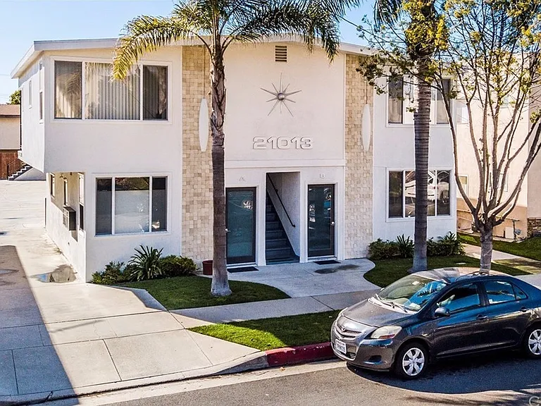 21013 Reynolds Dr — Photo 2
