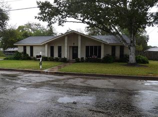 102 Hessler Dr, Hallettsville, TX 77964