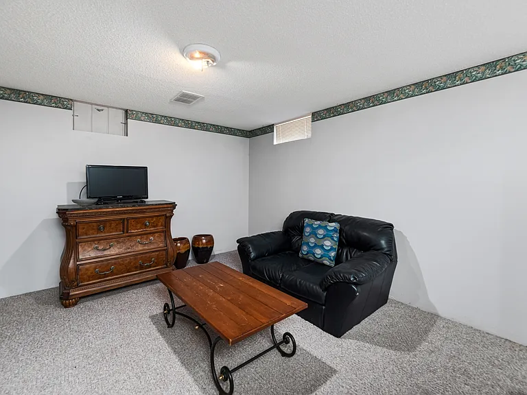 1221 N Perry Ave — Photo 20