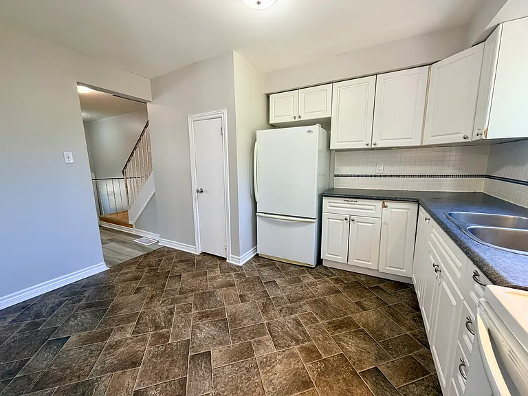 1095 Mississaga St W #126 — Photo 8