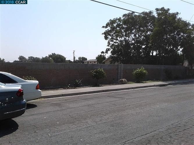 2nd image of 210 N Broadway Ave