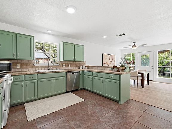 5th image of 600 Meadow Oaks Dr