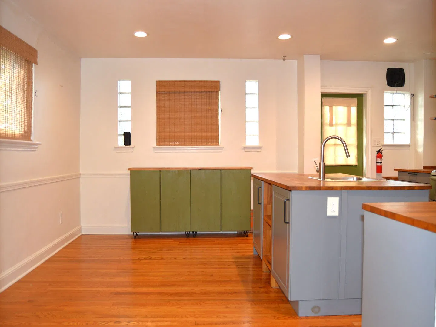 !!Gorgeous & bright 3 Bedroom Home for rent in Capitol View — Photo 2