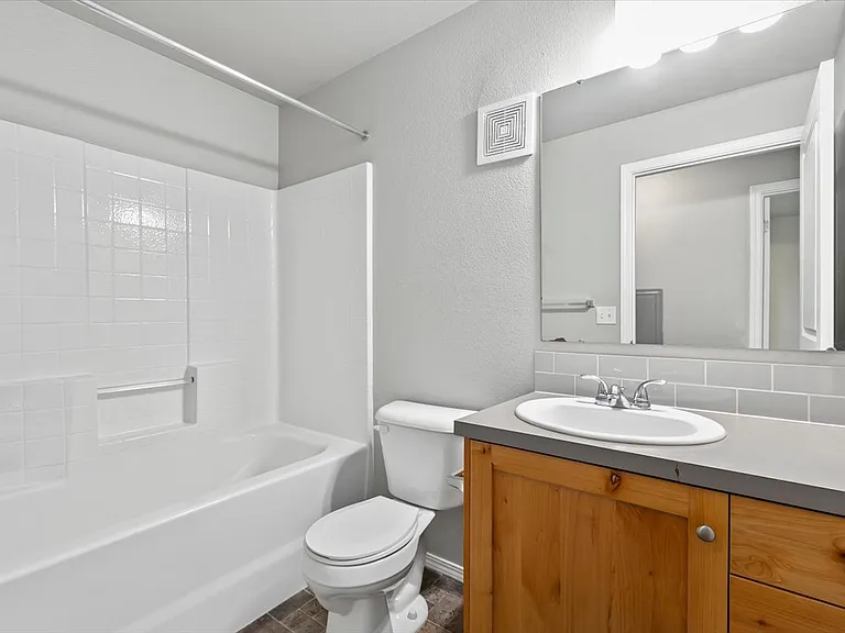Creekside Apartments — Photo 11
