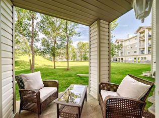 5000 N Somervale Ct SW #132, Calgary, AB T2Y4M1