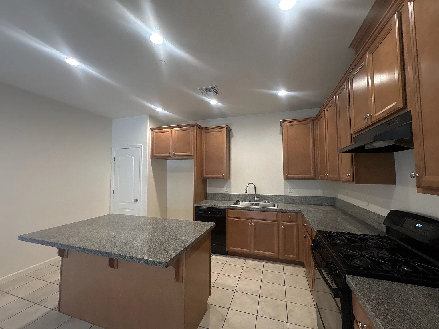 4 bed, 1700 sqft, $2,190 — Photo 2