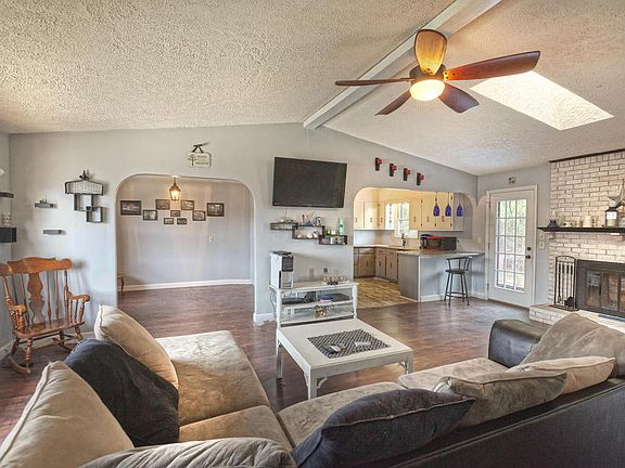 5th image of 71 Lois Ln