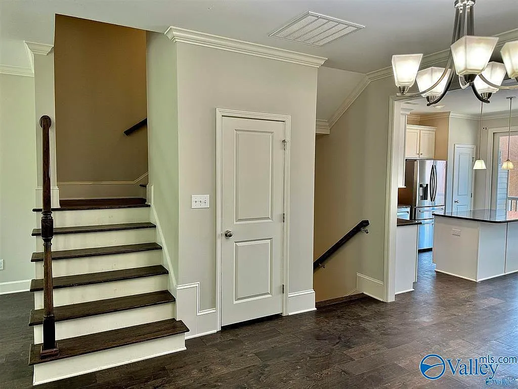 3 bed, 4.0 bath, 2194 sqft, $2,400 — Photo 2