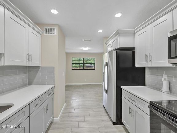 4th image of 10707 INDIES Drive N