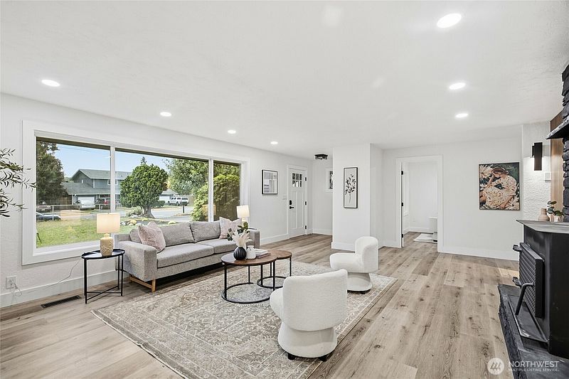 5th image of 1202 22nd Street NE