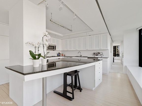 2nd image of 1555 N Astor St APT 15W