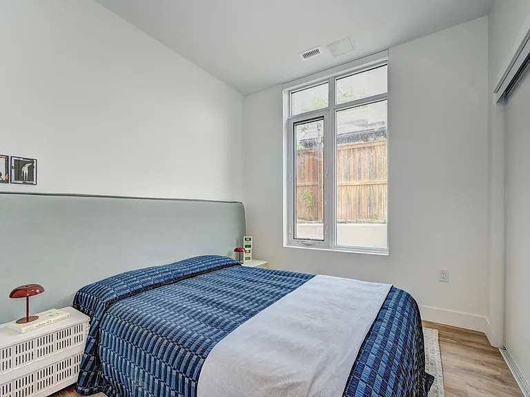 415 Duke St W — Photo 36