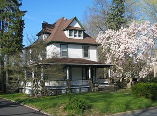 1 Cottage Pl, Allendale, NJ 07401