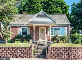 1117 Hillcrest Rd, Akron, PA 17501