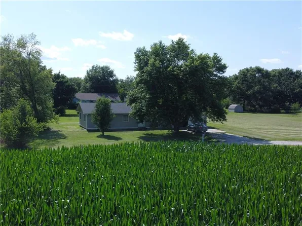 620 N 8th St, Lacygne, KS 66040