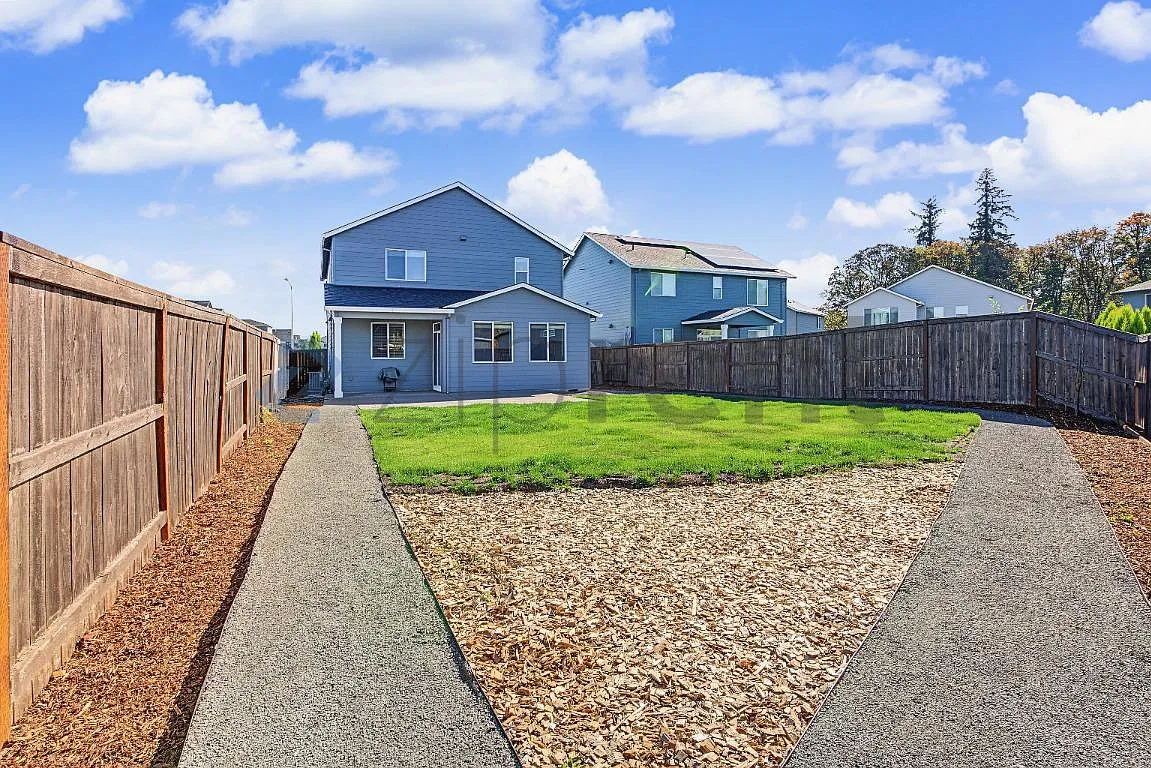 4 bed, 2.5 bath, 2100 sqft, $3,300 — Photo 4