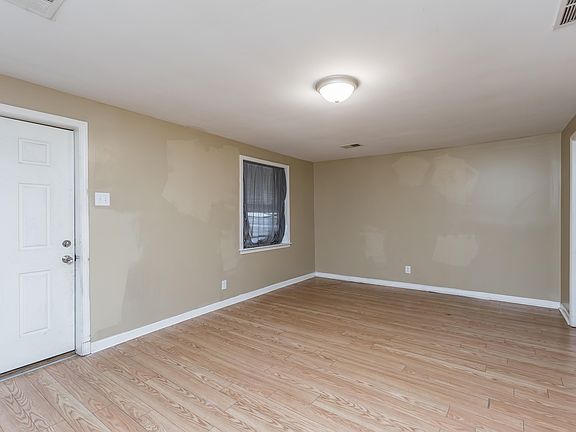 3rd image of 418 Hawkins Ave