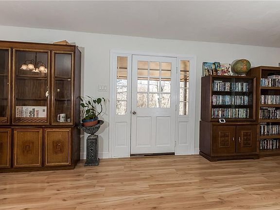 4th image of 121 Little John Dr