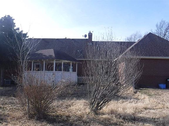 4th image of 700 Hillside Dr