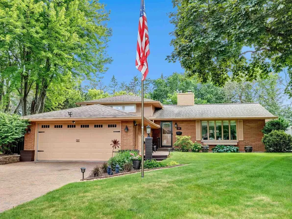 221 Roselawn Blvd, Green Bay, WI 54301