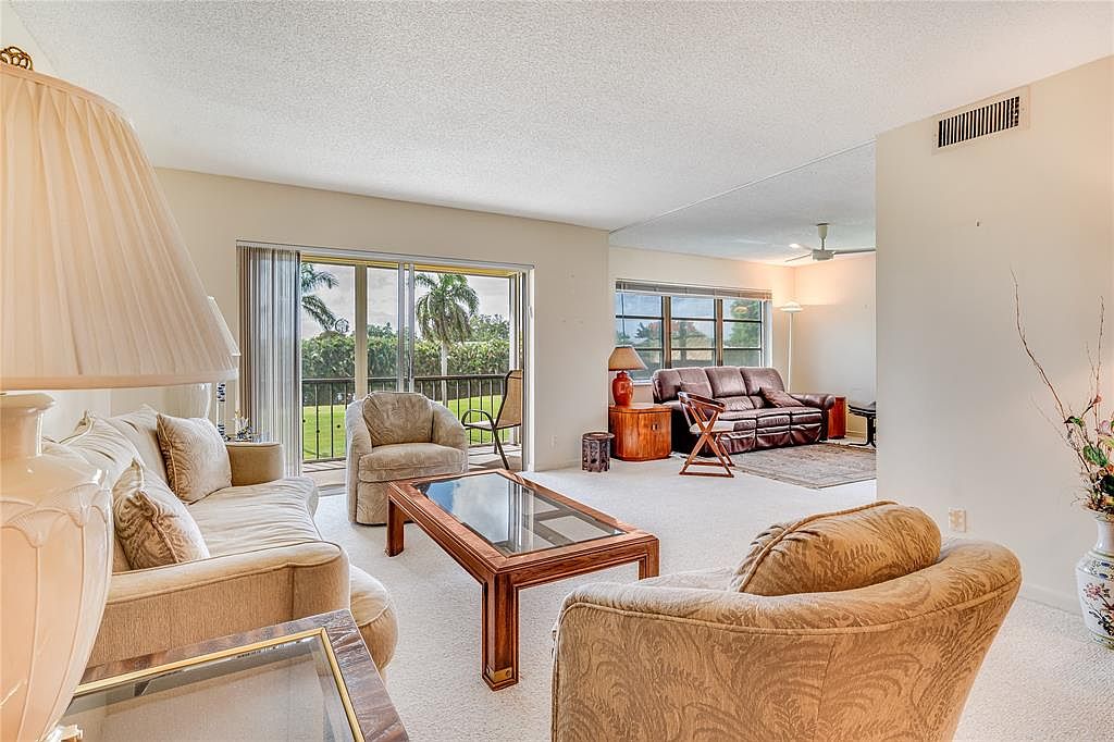 9711 N Hollybrook Lake Dr #301, Pembroke Pines, FL 33025
