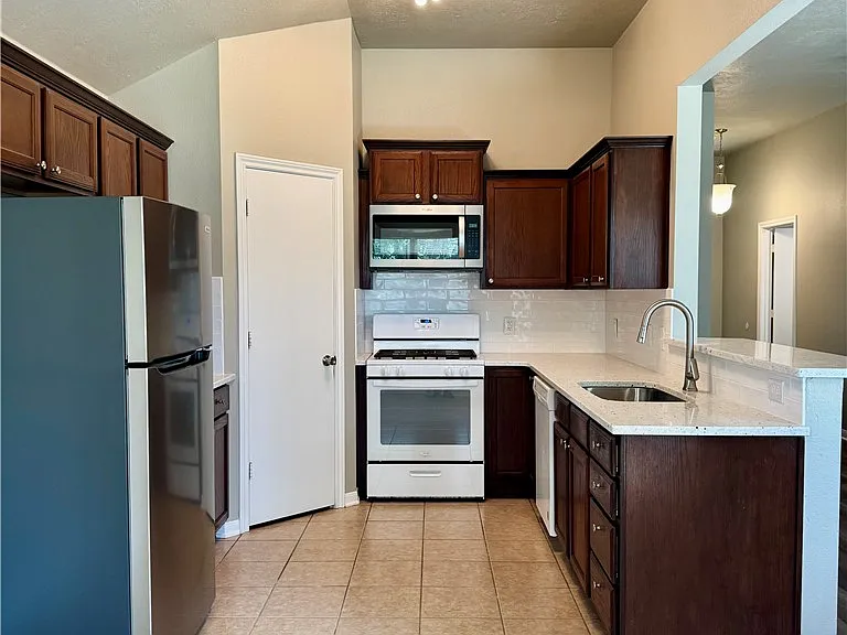 3702 Meadow View Dr — Photo 13