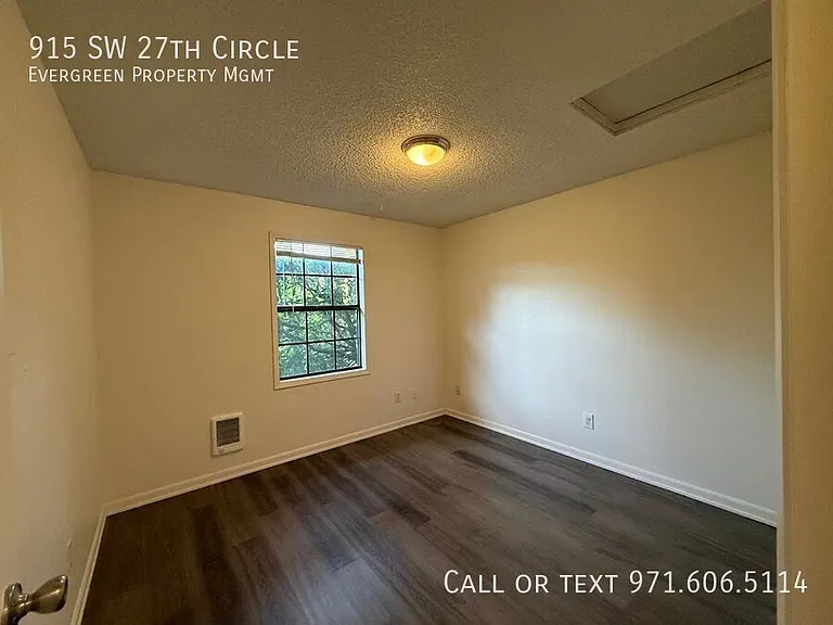 915 SW 27th Cir — Photo 14