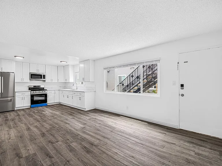 1431 Obispo Avenue — Photo 3