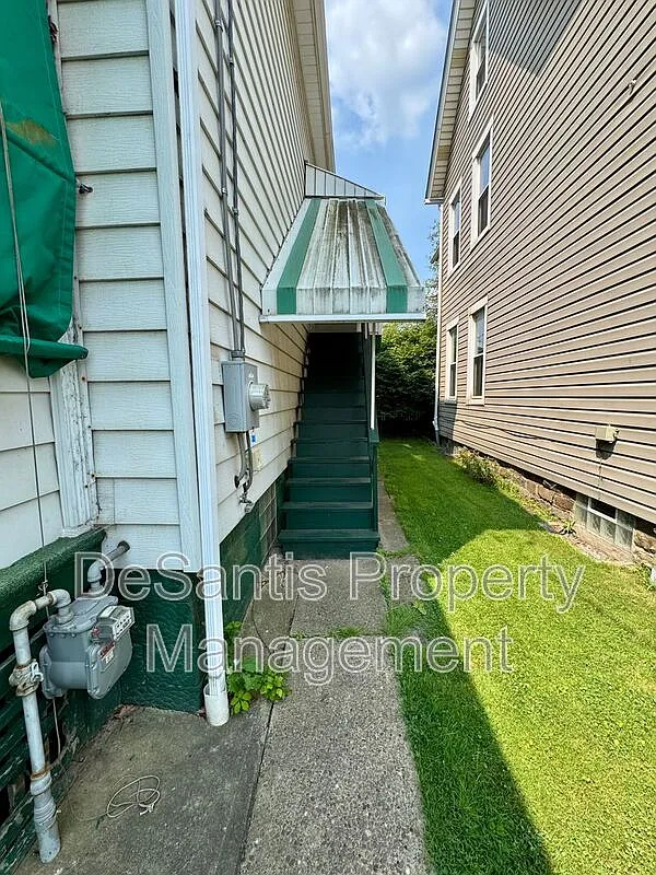 5 bed, 1.0 bath, 1200 sqft, $1,100 — Photo 3