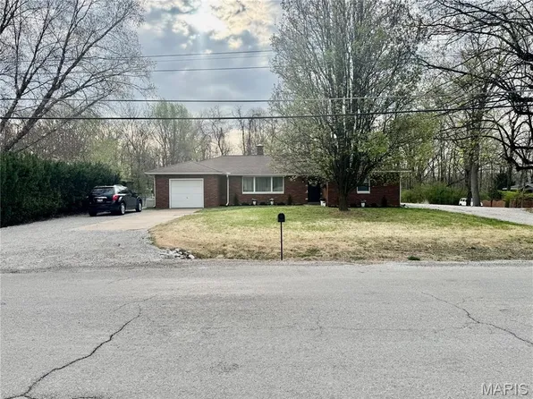 52 Circle Dr, Fairview Heights, IL 62208