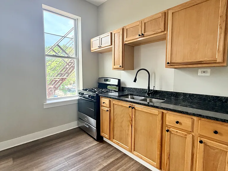 2059 W 23rd St #2R — Photo 11