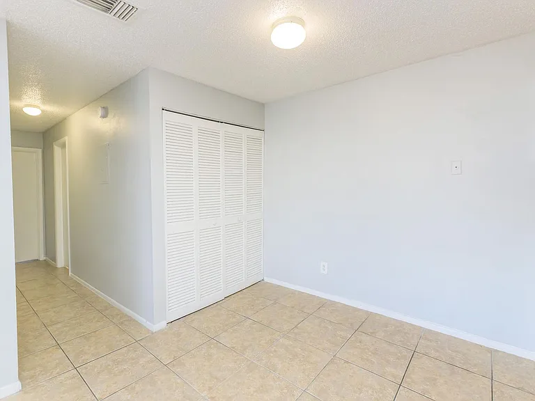 Crown Pointe Apartments — Photo 27