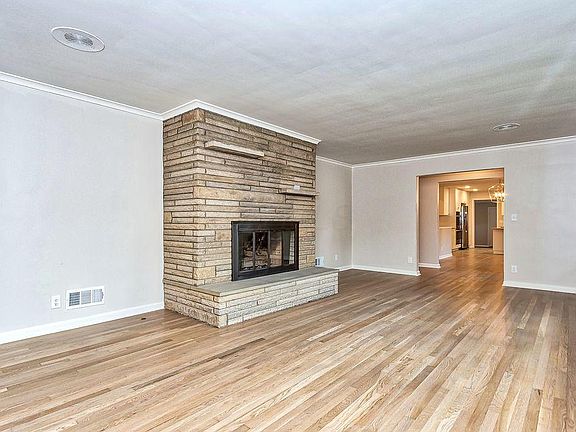 5th image of 287 Frontenac Pl