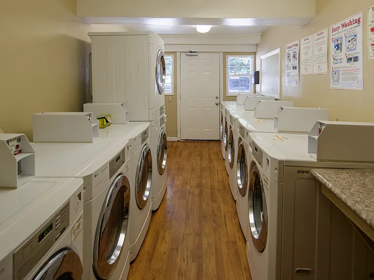 Cedarwood Apartments — Photo 7