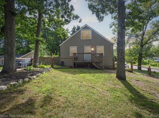 6274 Hatchery Rd, Waterford, MI 48329