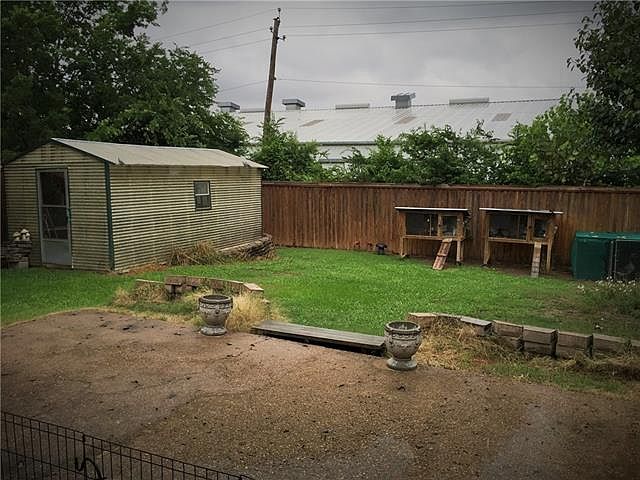 2nd image of 1826 Knob Hill Dr