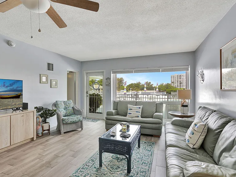 999 N Riverside Dr #3 — Photo 5