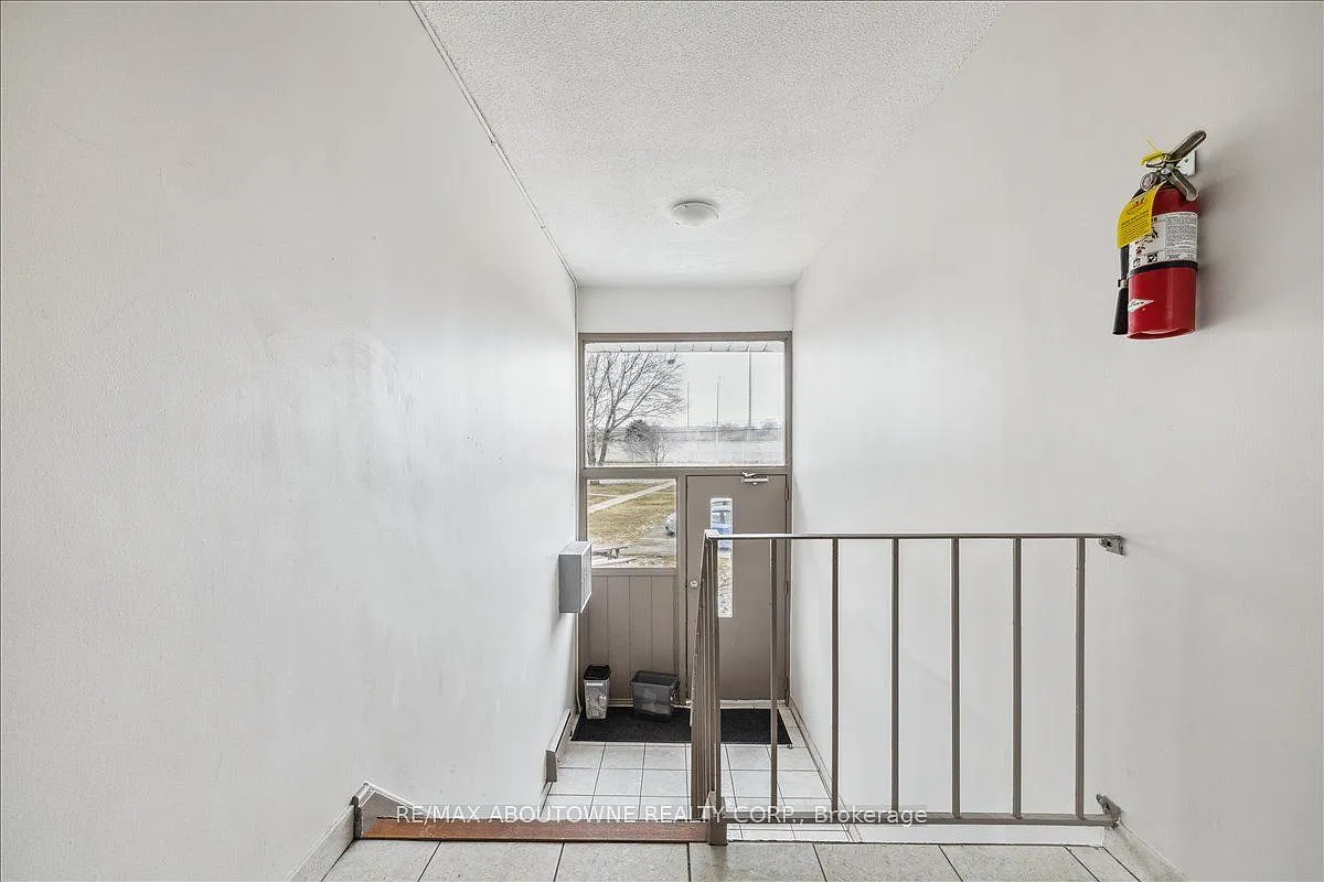 Building Photo - 2350 Queensway Dr #3