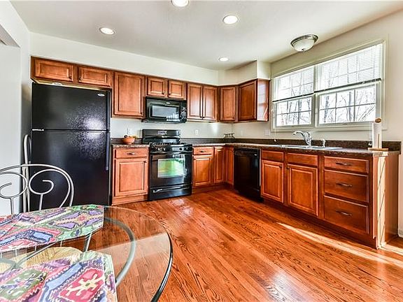 3rd image of 318 Marshall Heights Dr