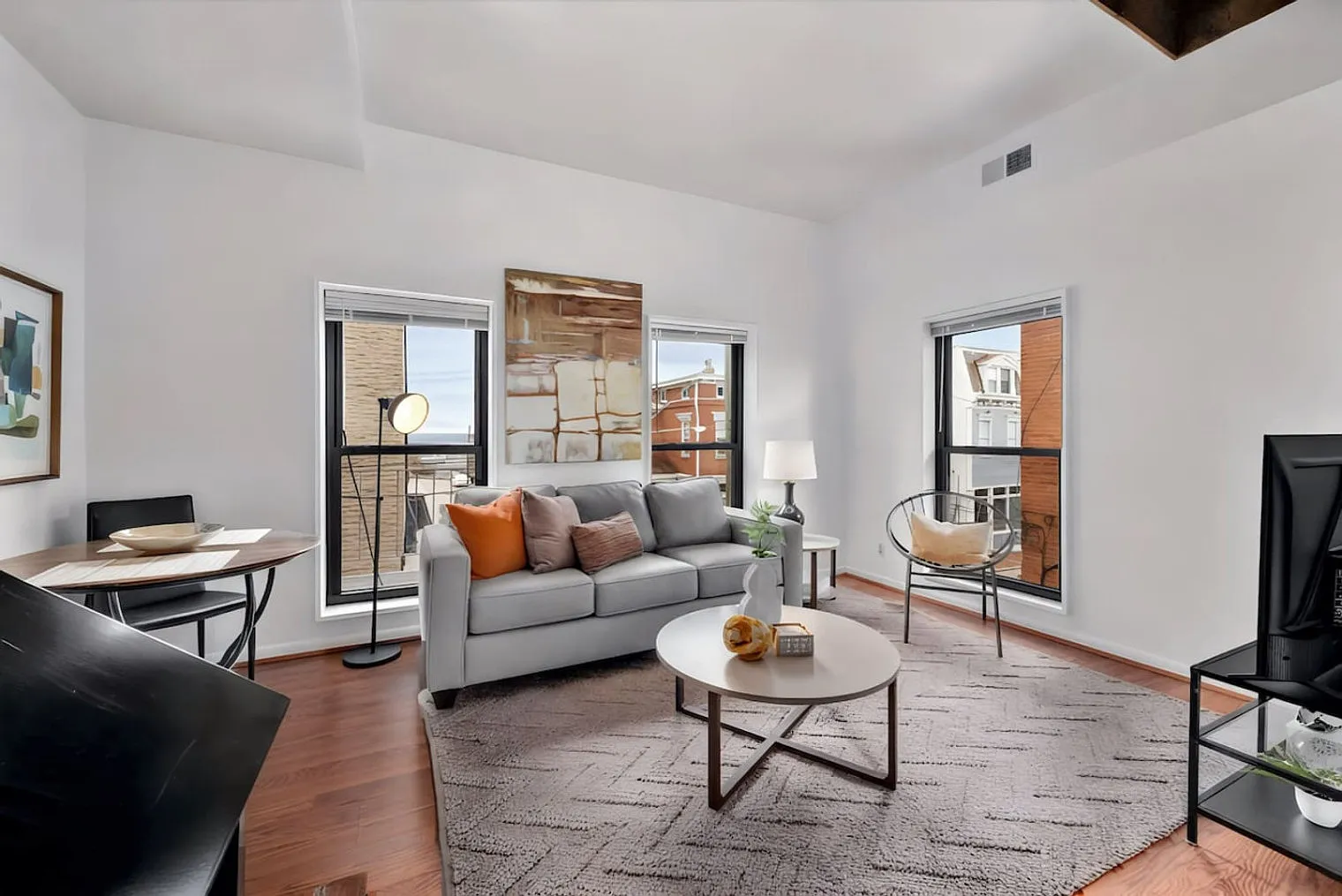 1 bed, 1.0 bath, 968 sqft, $2,352 — Photo 4