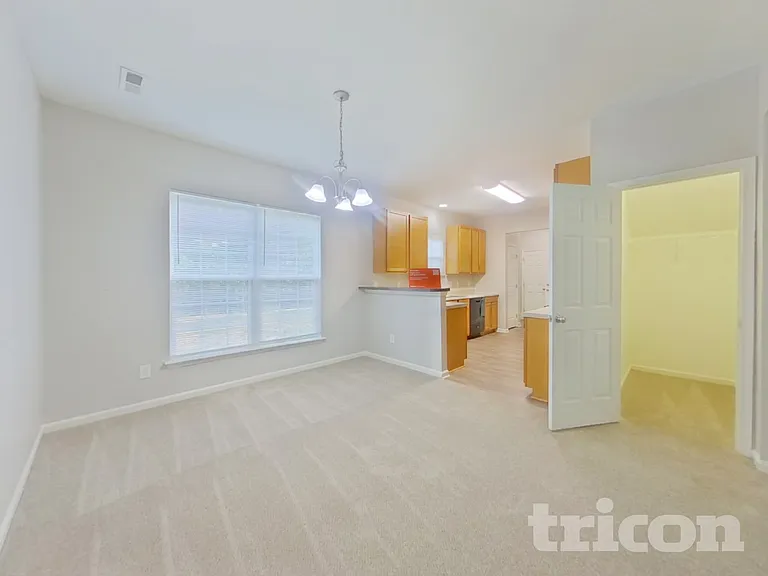 2092 Roscommon Dr — Photo 5