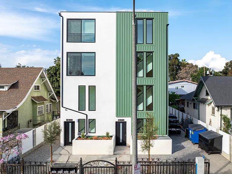 1223 W 37th Dr #1 — Photo 25