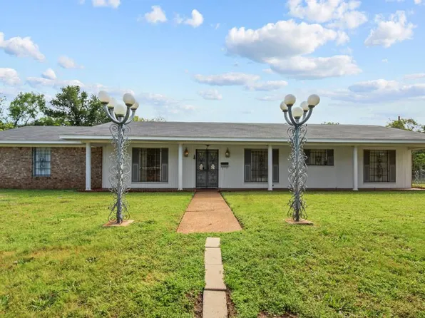 2 Chamboard St, Palestine, TX 75801