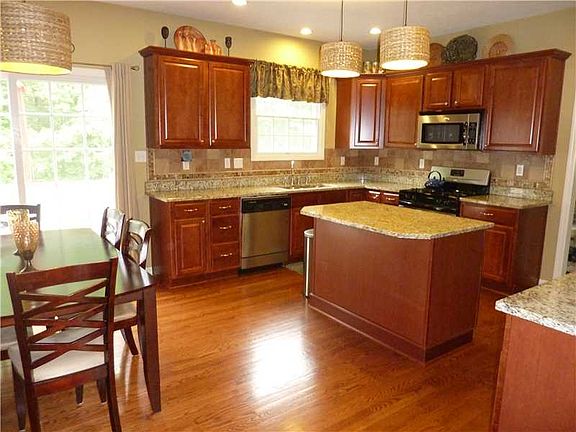 4th image of 106 Macintosh Ct
