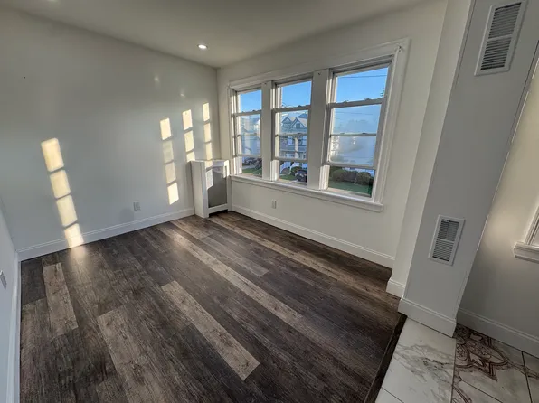 (undisclosed Address), Lynbrook, NY 11563