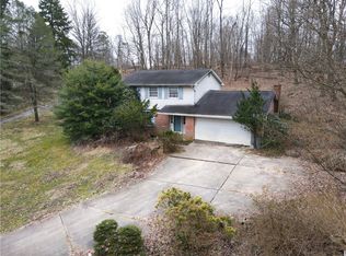 2159 Forest Grove Rd, Coraopolis, PA 15108