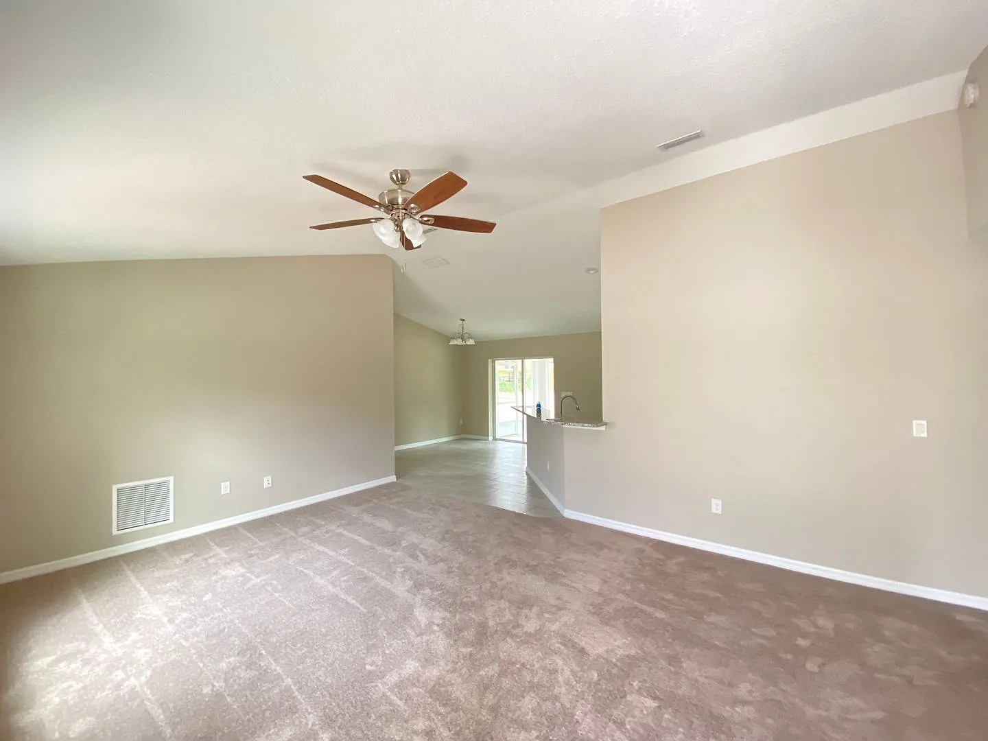 Desirable Sw Ocala Neighborhood 3/2/2 *Won't Last* — Photo 4