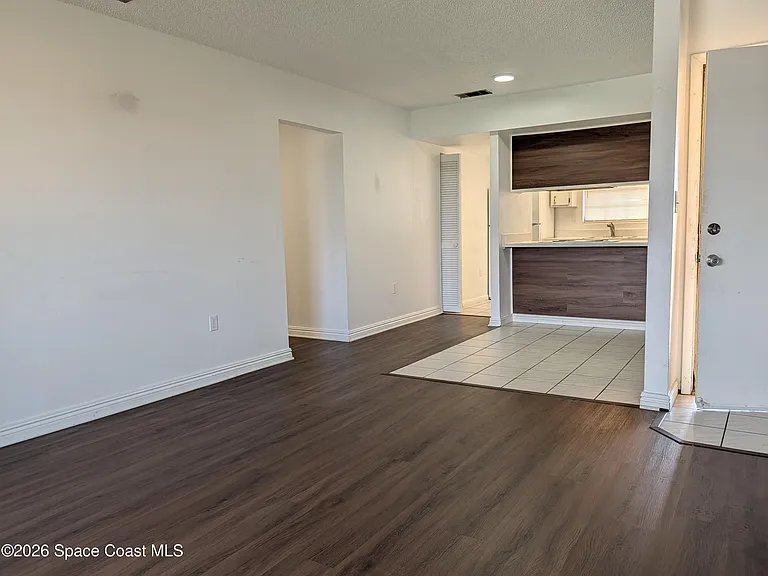 217 Bristol Ln — Photo 2