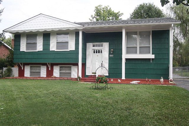 1st image of 906 Ainsley St